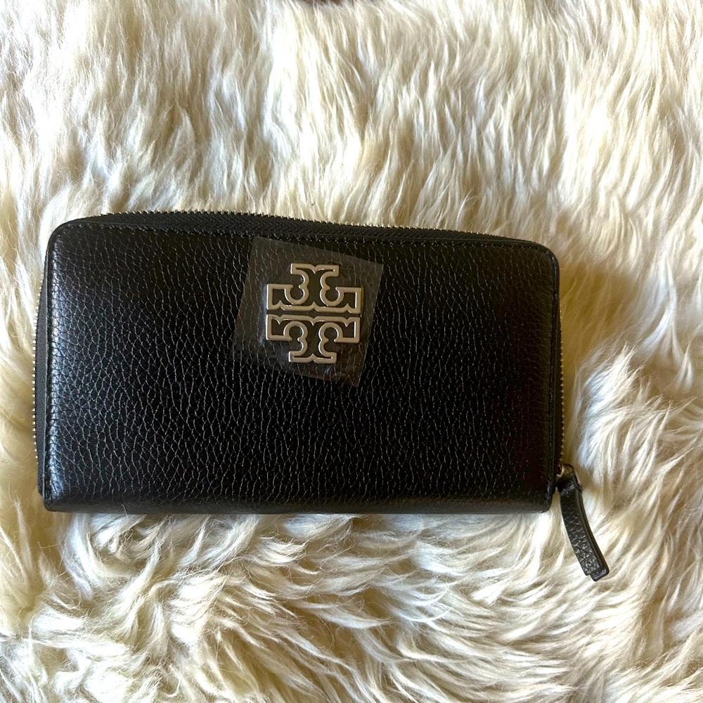 Brand new Tory Burch Britten zip leather wallet black